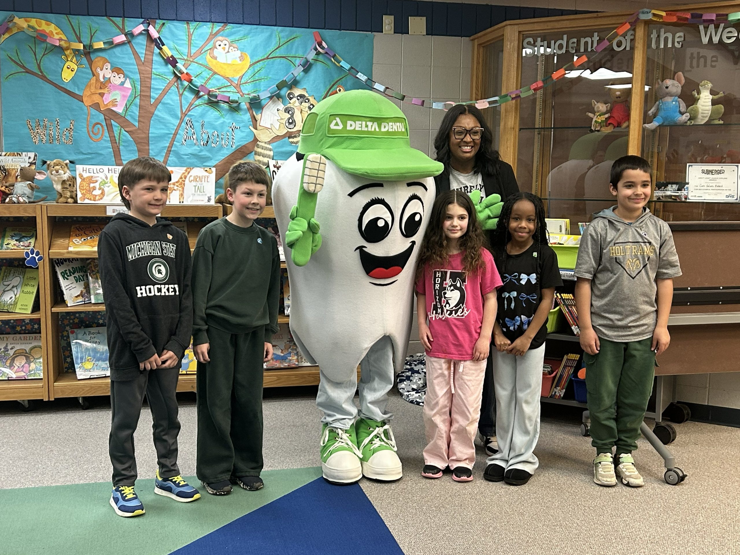 Sen. Anthony with Horizon Elementary students and the Delta Dental mascot.