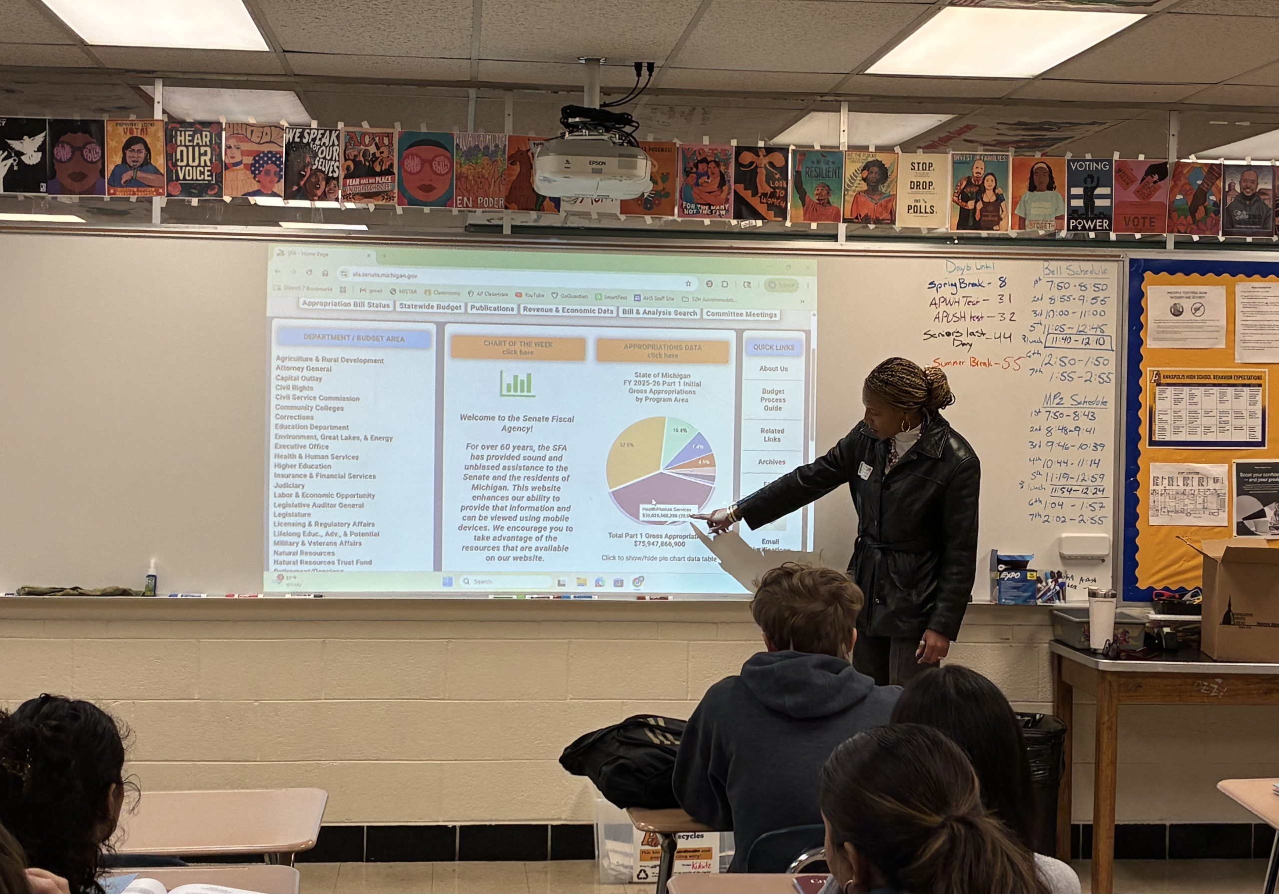 Sen. Santana pointing at data on the Senate Fiscal Agency website in front of a classroom of children
