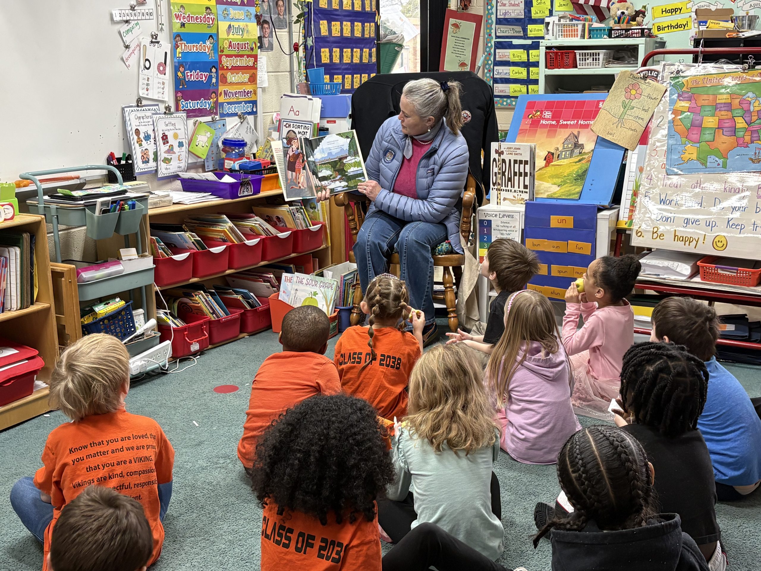Sen. Shink reading to a group of elementary aged children